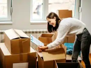 ragazza che fa un inventario prima dello sgombero dell'appartamento