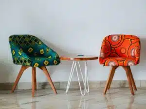 due sedie una verde e una arancione con pattern